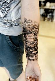 arm ser ut som et timeglass med tatoveringer og hodeskaller 19422 - sexy wild beauty art tatovering