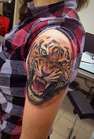 Ang mga batang babaye nag-abtik nga sumbanan sa tattoo sa tiger