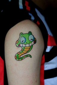 brazo rapaza é unha tatuaxe de cobra de debuxos animados