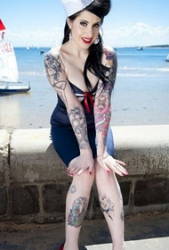 fin hvid smuk kvinde krop tatovering