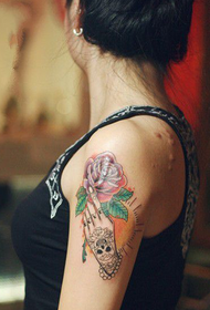 tatuaxe de rosa florecendo a man
