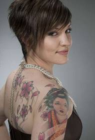 donna spalla destra alla schiena tatuaggio floreale geisha giapponese