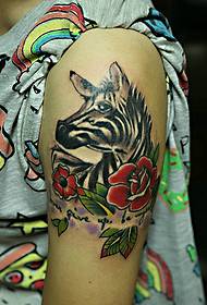 bellezza fiorita sul grande braccio del colorato tatuaggio animale con motivo a tatuaggio cranio a 19062 bracci