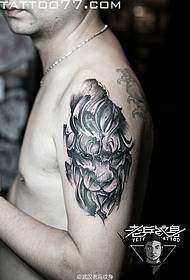 persoonlikheid swart-en-wit dierkop-tatoeëring op die groot arm