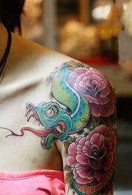 luova selkeä python ja ruusu dominoiva tatuointi