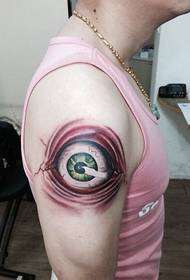Tetovaža oko očiju ličnosti muške ruke