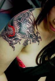 Ljepotica nalik na ramena na ramenu s tetovažom