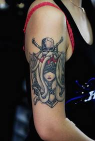 Chica brazo Medusa tatuaje patrón