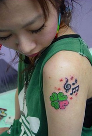 brazo tatuaje de trébol de cuatro hojas