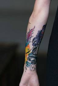 barvita osebnostna tetovaža za roke