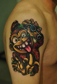 tatuaje de mono travieso en brazo masculino