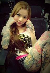 в последнее время очень популярна малазийская красавица татуировщик