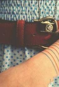 lányok karját gyönyörű színes vonal divat tetoválás