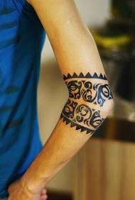 mannlig arm polynesisk totem tatovering