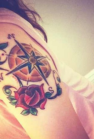 ragazze bracciu bigliettu rosa compassu mudellu di tatuaggi