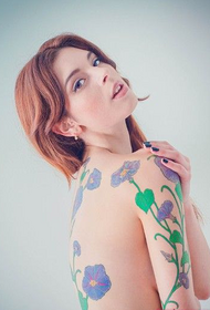 braccio di bellezza e tatuaggio di gloria mattutina sul retro