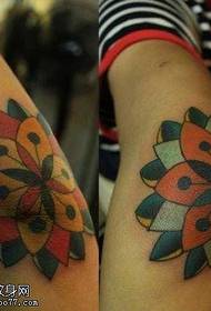 Padrão de tatuagem de flor de totem de cotovelo