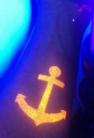 tatuaggio fluorescente ancoraggio braccio arancione