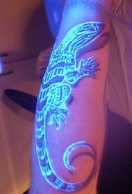 rankos 3D fluorescencinės driežo tatuiruotė