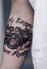individu pisan kaméra panangan tattoo