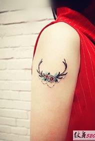 Jednostavna tetovaža roga na ruci