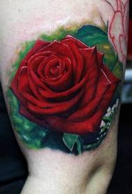 手臂上的美麗玫瑰紋身