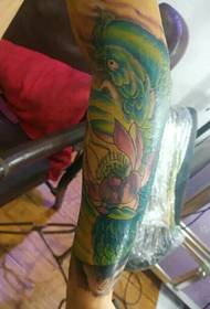 Tatuaggio di calamaro grande colore alternativo braccio casa ragazzo