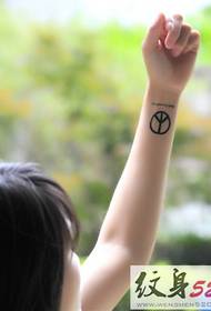 Arm auf dem schwarzen Antikriegssymbol Tattoo