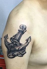 Tatuaggio potente ascia di grande personalità