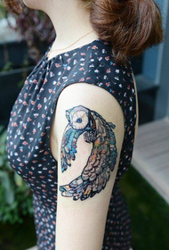 женска ръка оцветена бухал татуировка модел