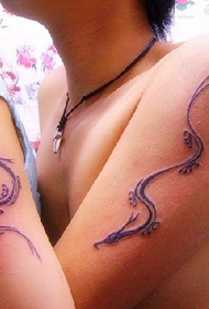 pareja brazo tótem dragón tatuaje