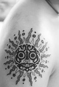 tatuatore dominante è eleganti di u sole di u sole neru è biancu