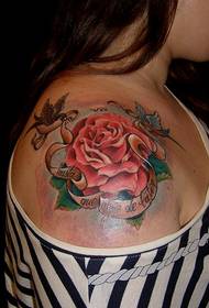 pečių spalvos rožė „Swallow“ tatuiruotės raštas