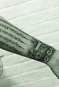 braço tatuagem cabeça escritura de Buda