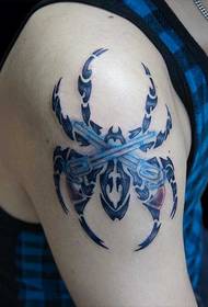 오른 팔에 파란 거미 토템 문신