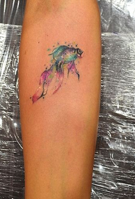 Tatuagem pequena bonita do peixe dourado no pulso