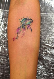 Tattoo ya Zêrîn a Goldfish-a xweşik a li ser Wişrê