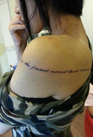 gadis lengan ke bahu tampan pola huruf tato sederhana
