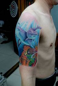 braț model de tatuaj de delfin pictat frumos
