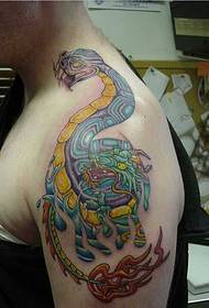 brazo individual na tatuaxe do dragón verde pitón e fénix
