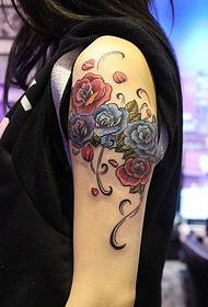 szépség kar színű tetoválás