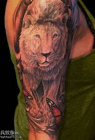 ramię tatuaż król lew motyl wzór tatuażu