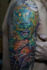käsivarteen dominoiva Tang-leijonan tatuointikuvio