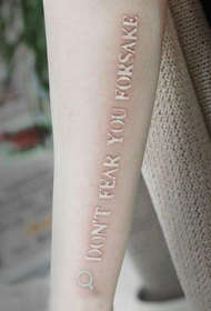 tatuaggio di bell'aspetto lettera bianca braccio di bellezza