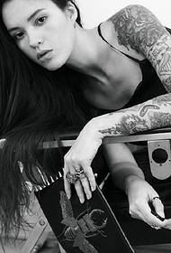 tatuaggio affascinante del braccio della ragazza di modo
