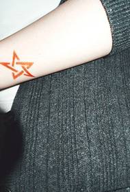 mergaičių rankos Raudonos penkiakampės žvaigždės mados asmenybės tatuiruotės nuotraukos