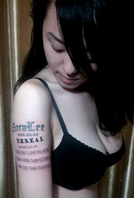 tatuaje de alfabeto inglés de brazo de belleza