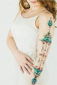 Tangan kecantikan seksi banget tato totem sing cerah