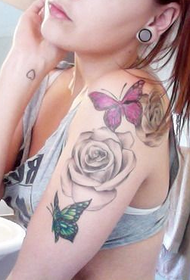 skönhet axel-ser ros fjäril tatuering