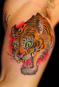 tatuazh personal me kokë tigri nën krahun e mashkullit